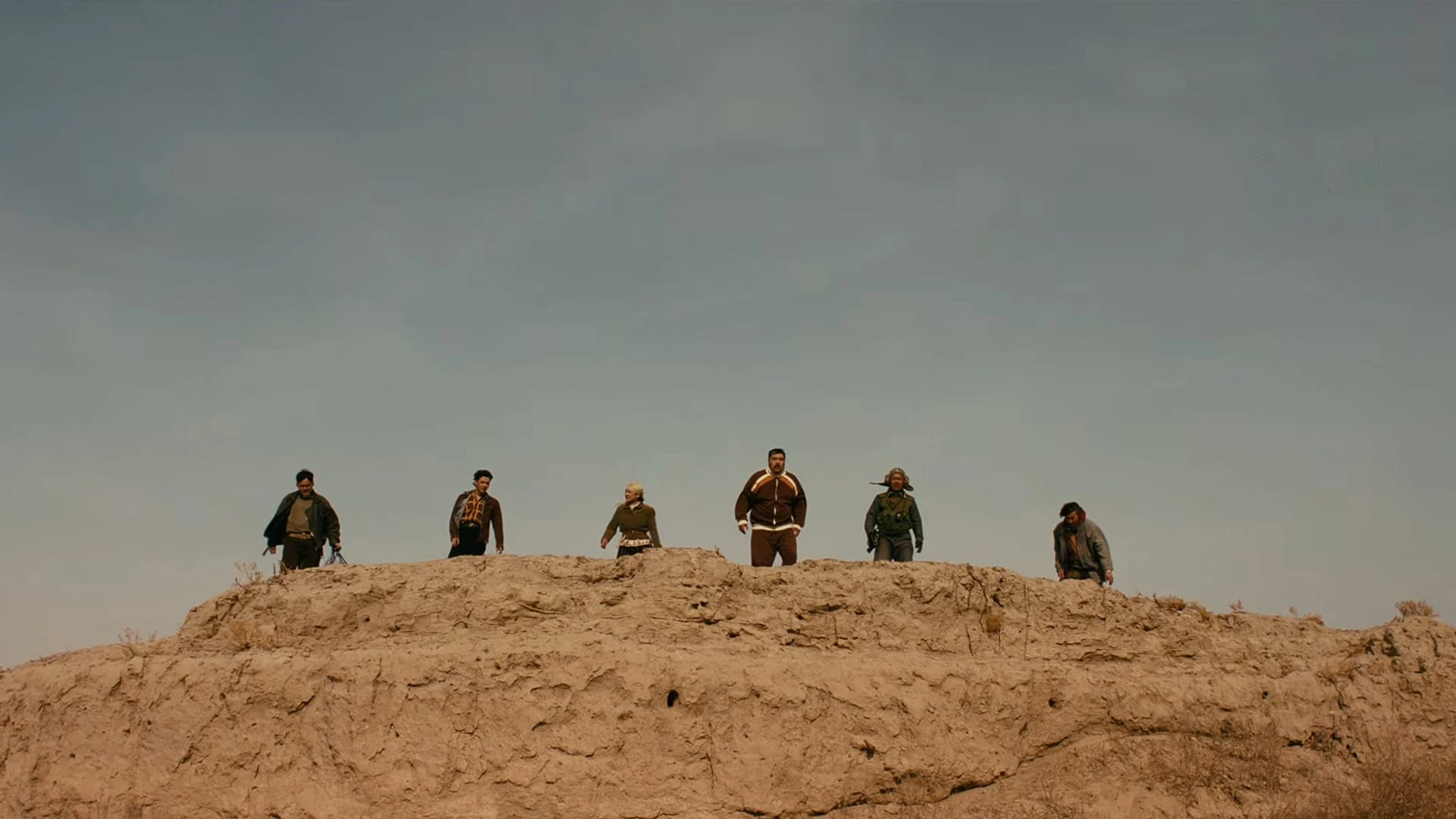 Герои фильма «7 қарақшы» на гребне холма