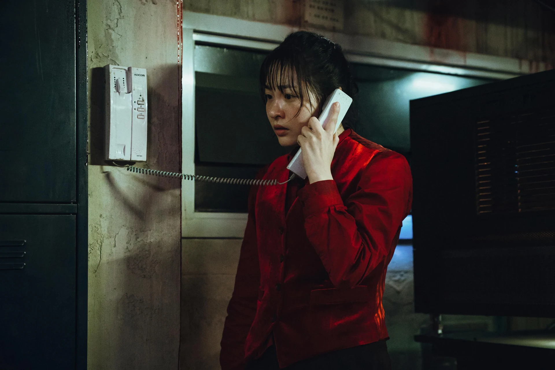 Kim Min-ha as Ji-yoon speaking on the phone in Dead-End Job