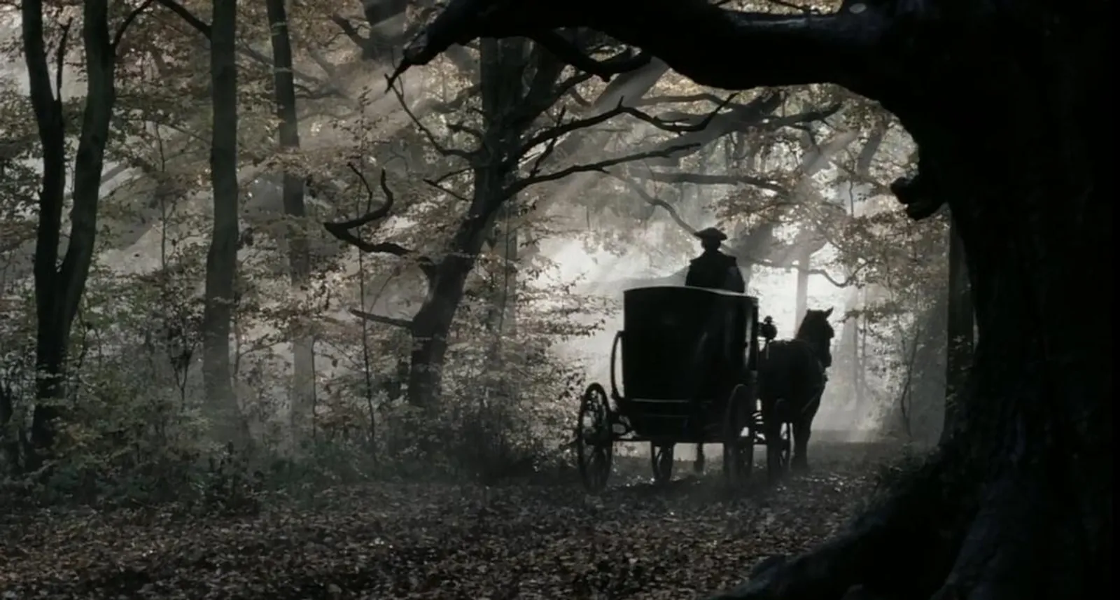Sleepy Hollow (1999): horse-drawn carriage travelling through an eerie wooded road