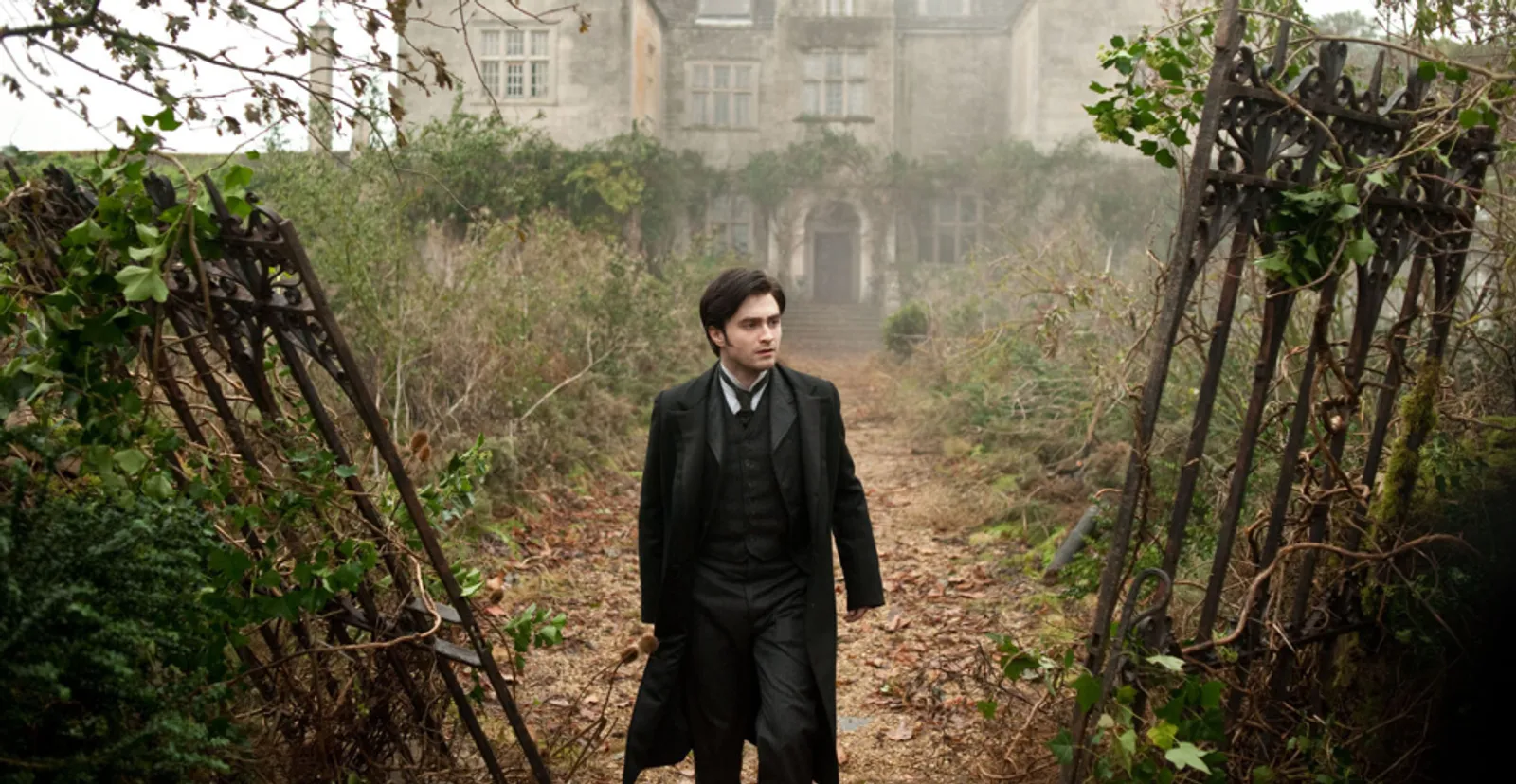 The Woman in Black (2012): Arthur Kipps near the misty grounds of Eel Marsh House