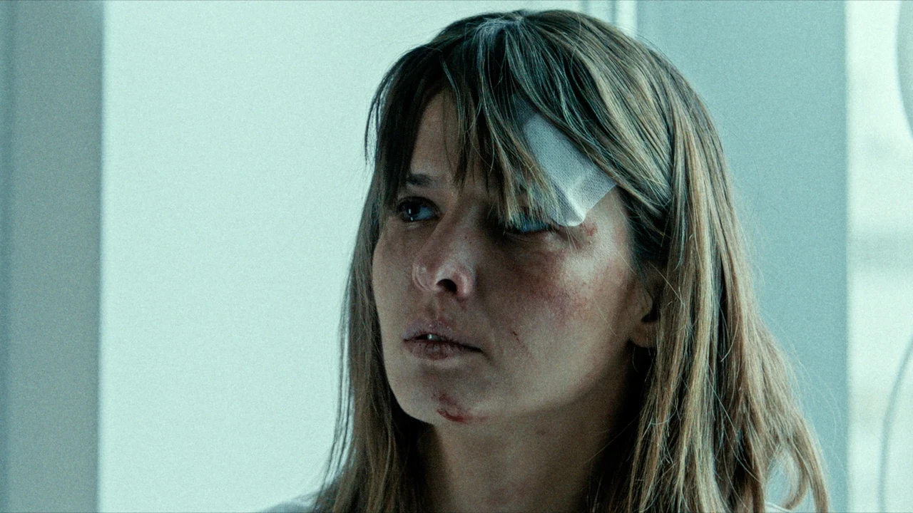 Любовь Аксёнова в роли Жени с повязкой на лбу — кадр из сериала «Холод»
