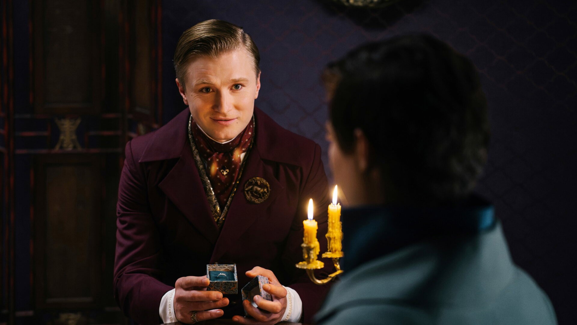 Сцена с кольцом при свечах в сериале История его служанки