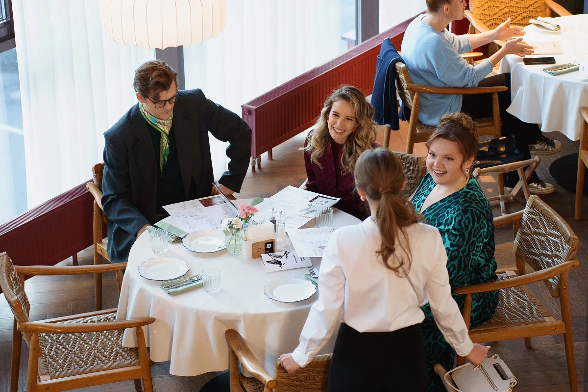 Необычные посетители и сотрудница заведения на съёмках шоу «Предпринималити»