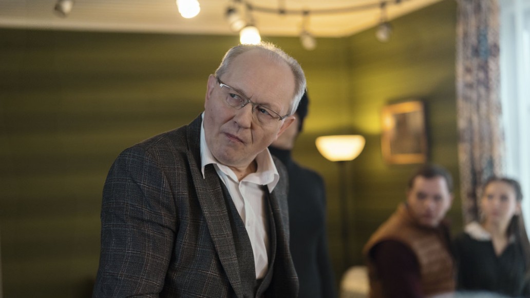 Персонаж в очках и клетчатом пиджаке — кадр сериала Ронин 3 сезон