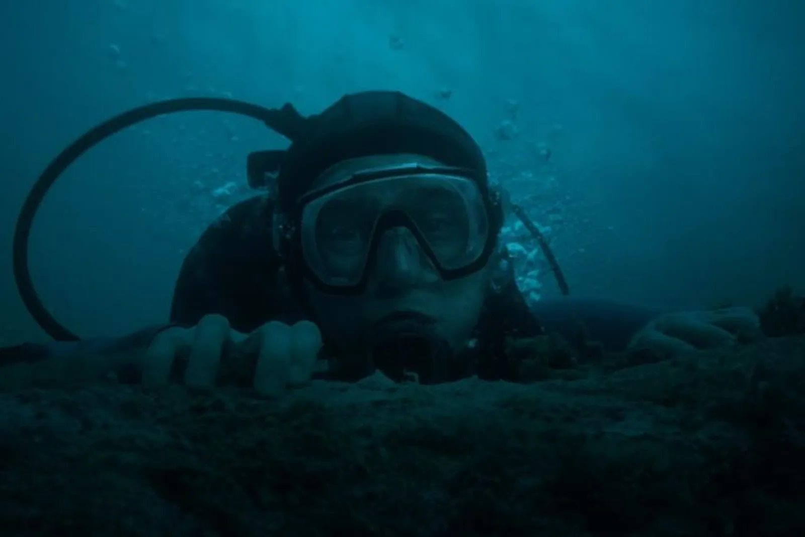 Падение кита (2026) — герой Остина Абрамса под водой в водолазной маске