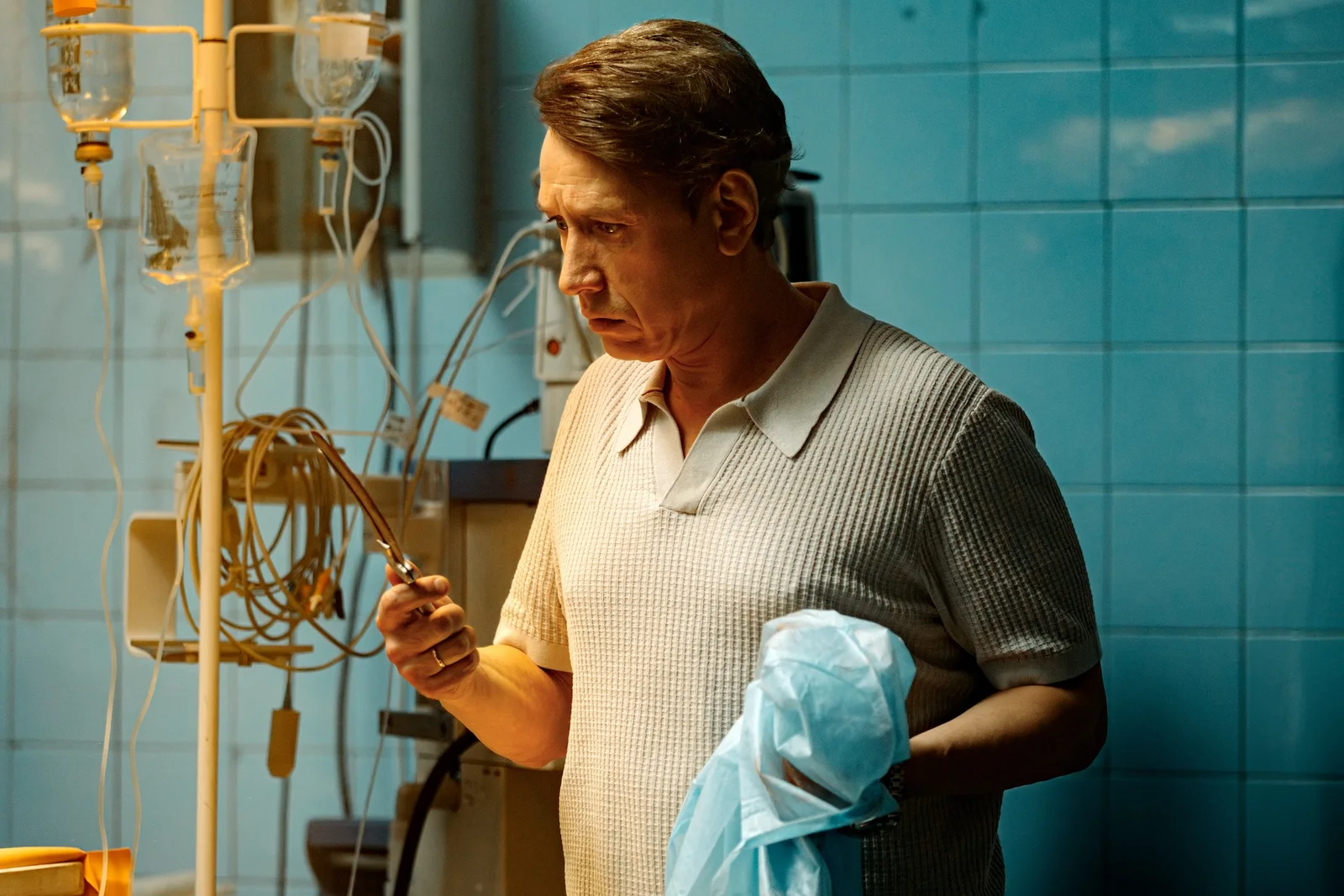 Жизнь заново (2026) — Александр Яценко в медицинском кабинете, кадр сериала