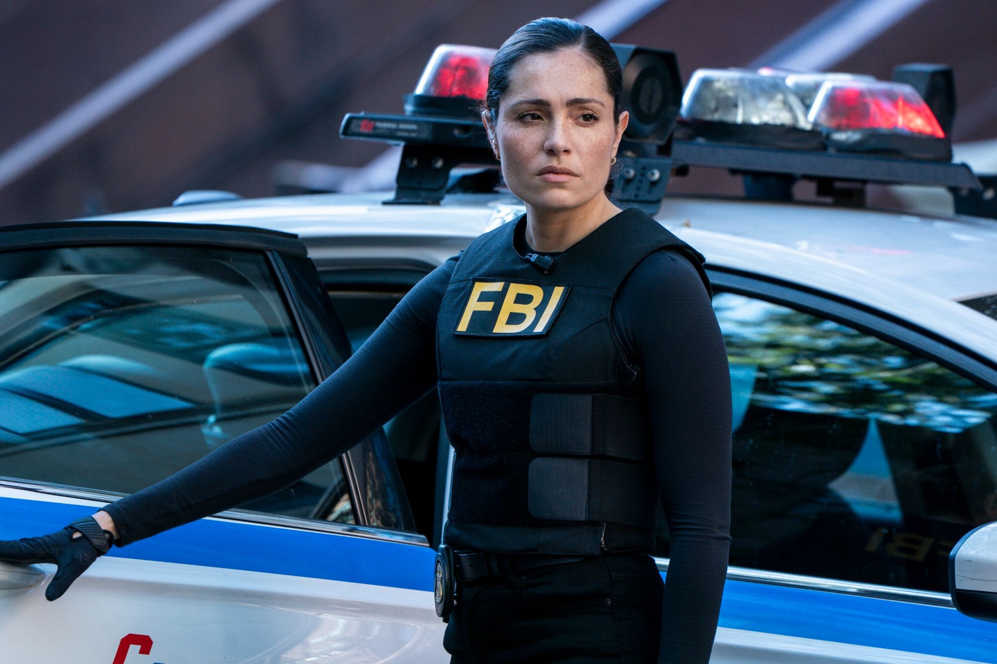 Ева Рамос возле полицейского автомобиля — кадр из сериала ФБР